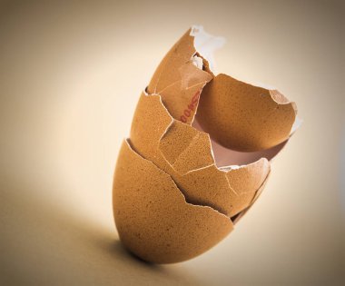 Beyaz arka planda izole dağınık kırık yumurta kabukları