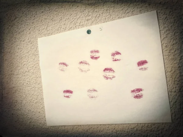 Feuille sur mur plein de baisers, concept — Photo