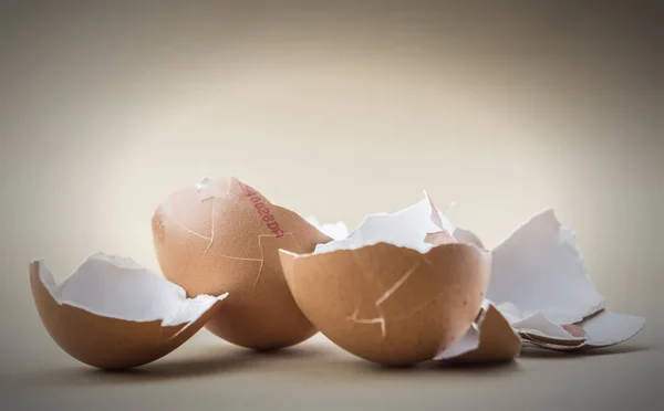 Muszle rozrzucone złamane jaj na białym tle w tle — Zdjęcie stockowe