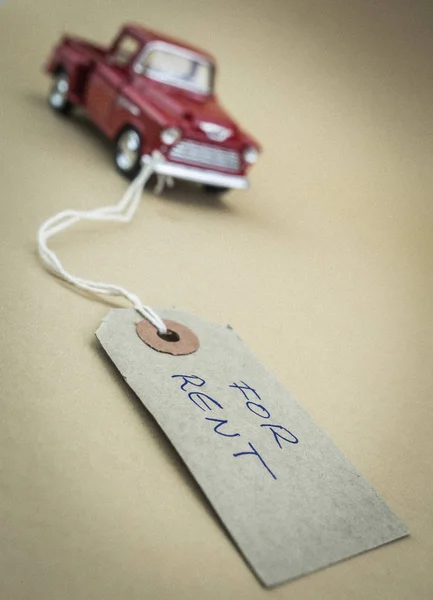 Ancienne voiture miniature avec étiquette marquée à louer, concept d'entreprise — Photo