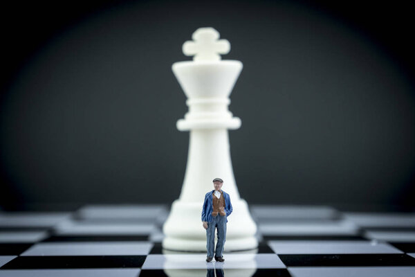 миниатюра человека в игре в шахматы, концепция
