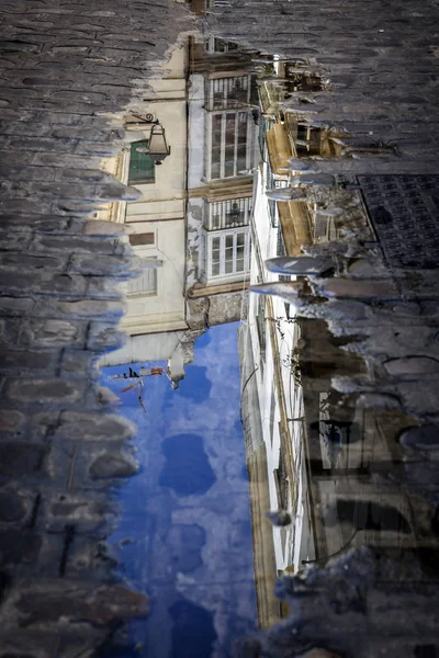 Edifici riflessi in una pozzanghera per strada, Andalusia, Spagna — Foto Stock