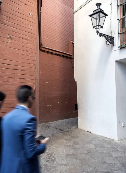 Erkekler Seville, turizm kavramı Andalusia, İspanya, tipik dar sokak tarafından yürümek