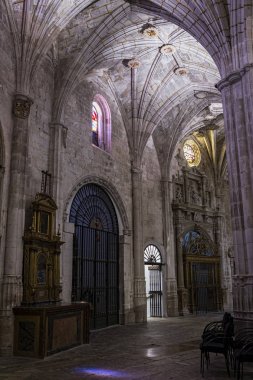 Cuenca, İspanya - 2 Nisan 2016: İç cuenca, küçük sütunları bir get başlatmak tonoz sexpartitas detayını katedral. Birkaç vitray pencere iç aydınlatmak