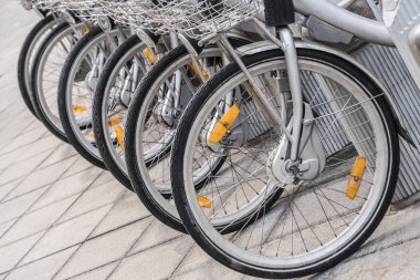 Bisiklet grup birlikte sokakta park