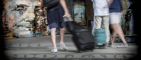 Diversi viaggiatori con valigie che si muovono velocemente in stazione, immagine concettuale — Foto Stock