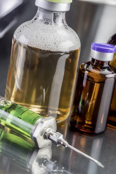 Verschillende flesjes en spuit in laboratorium — Stockfoto