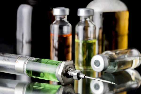 Vários frascos para injetáveis e seringa em laboratório — Fotografia de Stock