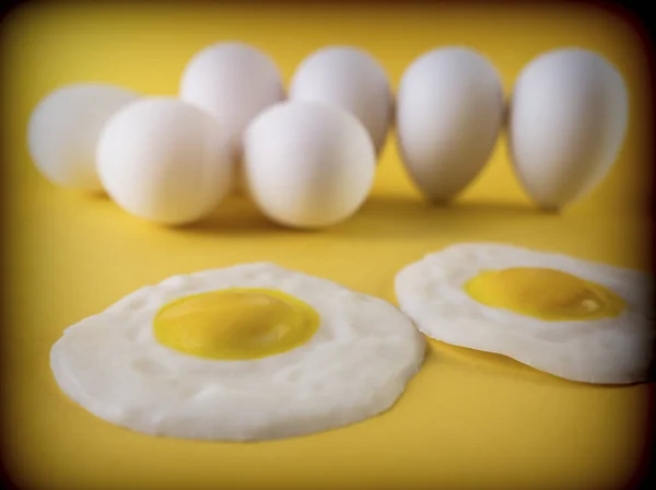 Jajka smażone na białym tle na żółtym tle — Zdjęcie stockowe