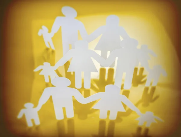 Familjen silhuetter med barn isolerade på gul bakgrund, konceptuell bild — Stockfoto