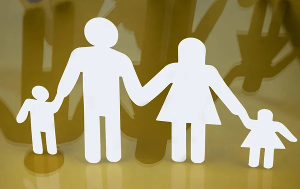 黄色背景、概念図に分離された子供を持つ家族のシルエット — ストック写真