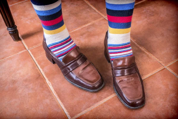 Jovem com meias vintage e sapatos — Fotografia de Stock