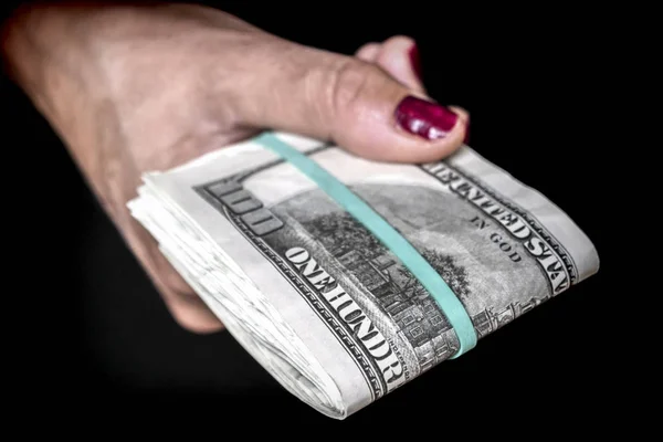 数百ドル紙幣を持つ女性の手、概念画像 — ストック写真