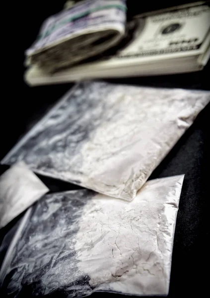 Borsa della droga con alcune banconote da un dollaro, immagine concettuale — Foto Stock