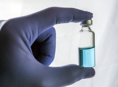 Ayrıntı el tutan bir şişe, kavramsal görüntü tıbbi