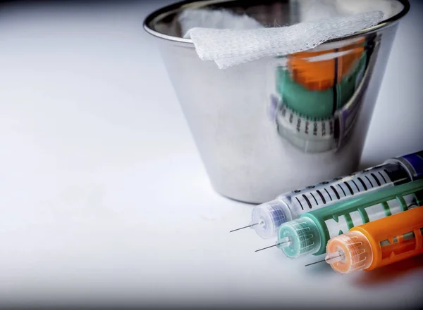 Agulha ou caneta para injecção de insulina para utilização por diabéticos isolados sobre fundo branco — Fotografia de Stock