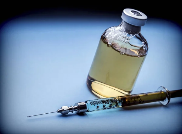 Frascos para injetáveis de medicamentos e seringa — Fotografia de Stock
