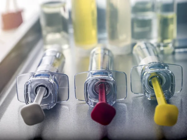 Birkaç şişe ve laboratuvar, kavramsal görüntü şırıngada — Stok fotoğraf