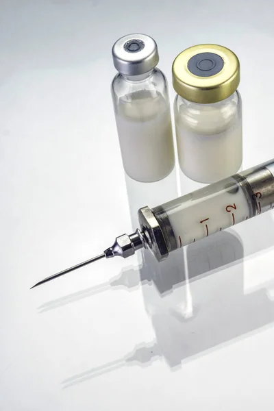 Лекарства во флаконах, готовые к инъекции вакцины — стоковое фото