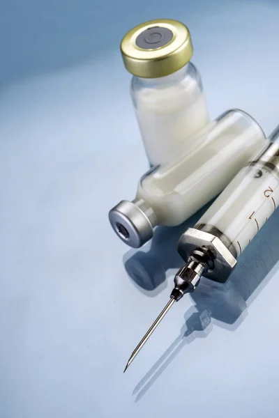 Лекарства во флаконах, готовые к инъекции вакцины — стоковое фото