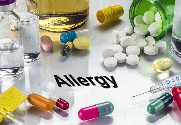 Алергія, ліки як концепція звичайного лікування, концептуальний образ — стокове фото