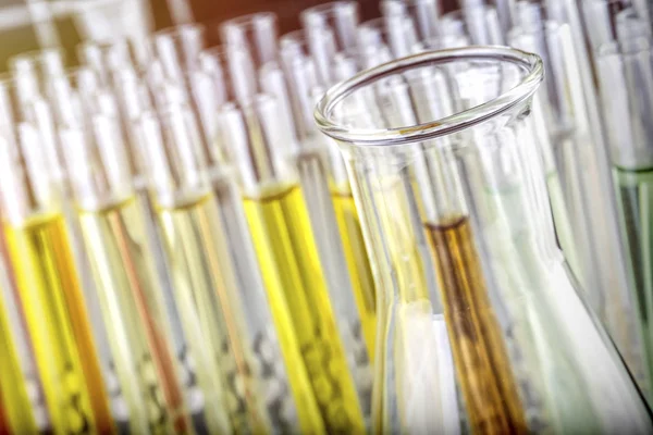 Diverse testen buizen en glas van neerslag In een laboratorium — Stockfoto