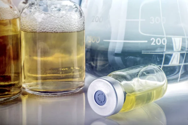 Geneeskunde in flesjes, klaar voor de injectie van het vaccin — Stockfoto