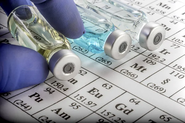 Injektionesteisiin käytettävät kemialliset valmisteet ja injektiopullot, käsitteellinen kuva — kuvapankkivalokuva