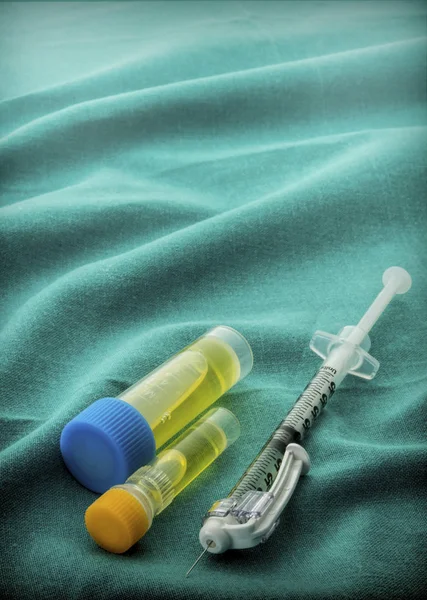 Alguns frascos para injetáveis e seringa na mesa de operação — Fotografia de Stock