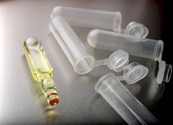 Verschillende flesjes In laboratorium, conceptuele afbeelding — Stockfoto