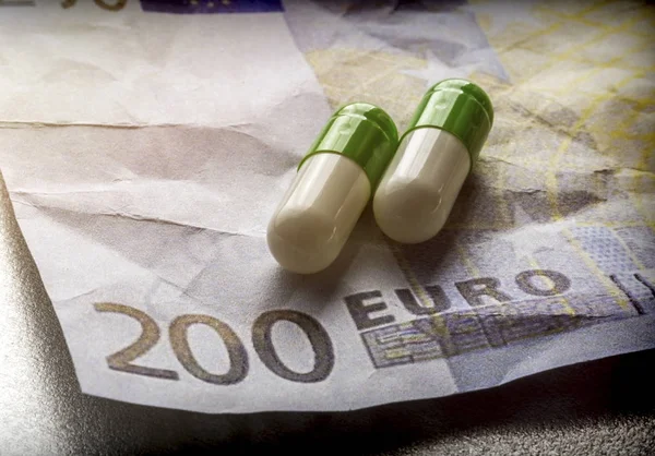 Capsules billet euro, concept de santé copay — Photo