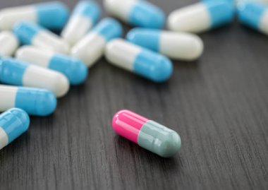 Farklı boyutlarda pek çok ilaç hap kapsülü