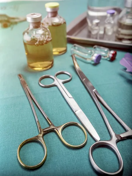 Инструментальная хирургия в операционной, концептуальный образ — стоковое фото