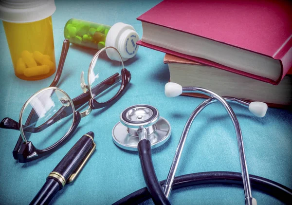 Különböző orvosi anyag mellett több gyógyszert könyvek a kórházban — Stock Fotó