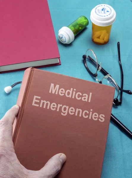 Orvos orvosi sürgősségi könyv tartja a kórházban — Stock Fotó