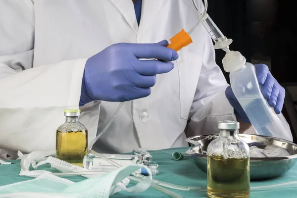 Doctor working with samples and vials in a clinical laboratory — Stock Photo, Image