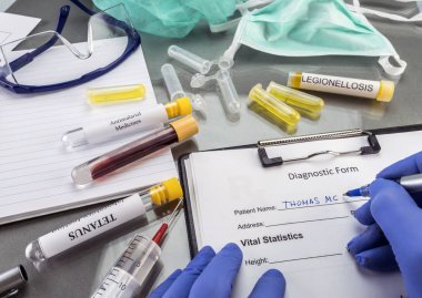 Doktor örnekleri bir laboratuvar, klinik bulaşıcı hastalıkların formu doldurarak