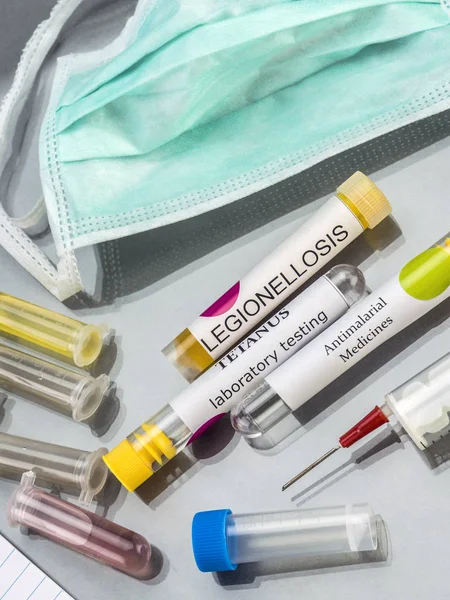 Alguns frascos para injetáveis com amostras de doenças contagiosas em laboratório clínico — Fotografia de Stock