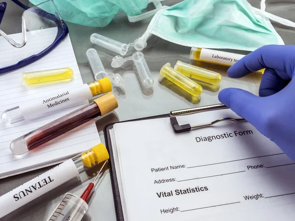 Médico trabalhando com amostras de doenças contagiosas em um laboratório clínicoMédico trabalhando com amostras de doenças contagiosas em um laboratório clínico — Fotografia de Stock