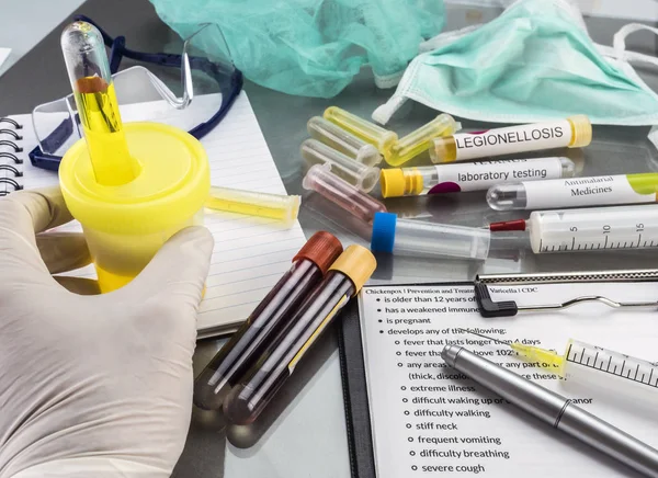 Médico que trabaja con muestras de orina en un laboratorio clínico — Foto de Stock