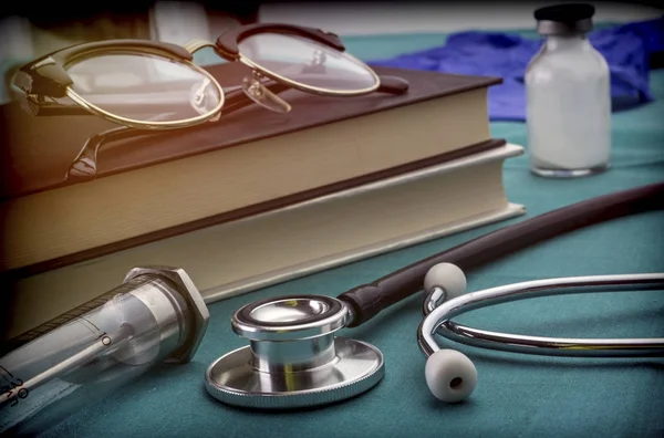 Medizinbücher neben Spritzen und Stethoskop, Konzept der Medizin — Stockfoto