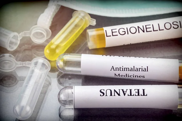 Alguns frascos para injetáveis com amostras de doenças contagiosas em laboratório clínico — Fotografia de Stock