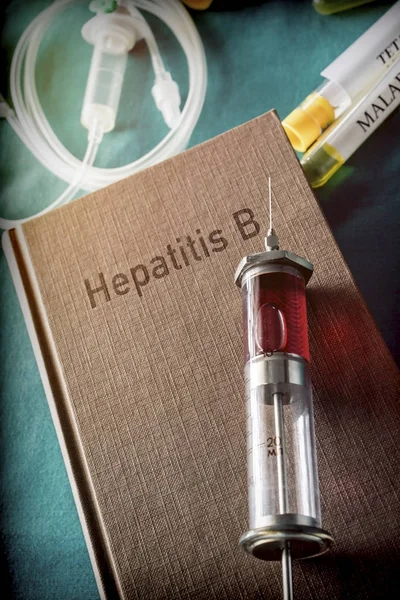 Vintage stříkačky na A kniha z hepatitidy B, lékařská koncepce — Stock fotografie