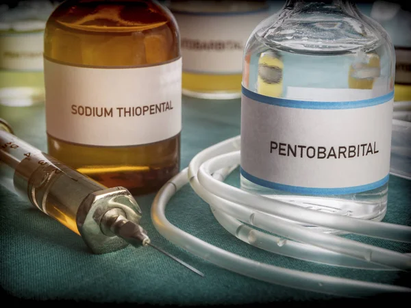 Lahvičky s Thiopental sodný a pentobarbitalu eutanazie a smrtící inyecion v nemocnici, koncepční obrázek — Stock fotografie