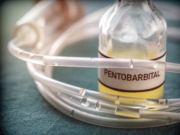 Frasco com pentobarbital usado para eutanásia e inyecion letal em um hospital, imagem conceitual — Fotografia de Stock