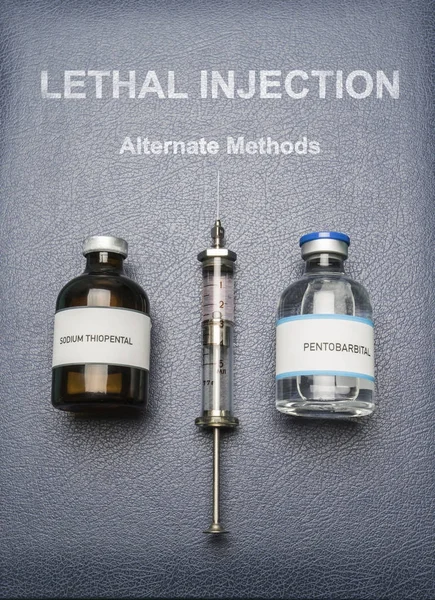 Jeringa vintage y fármacos utilizados en la inyección letal en un libro de inyección letal, composición digital, imagen conceptual — Foto de Stock