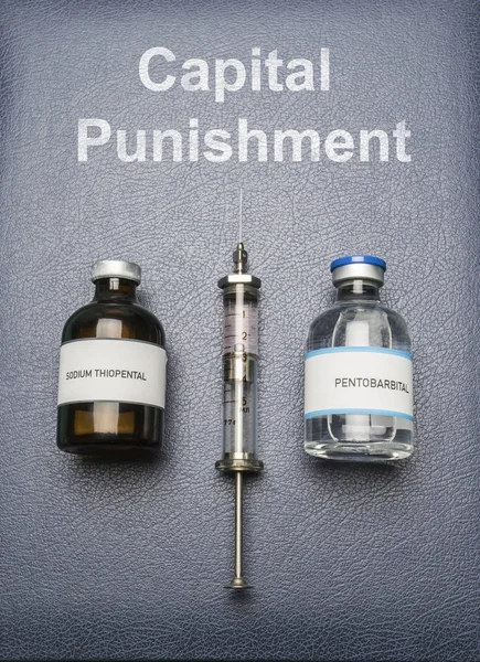 Vintage-Spritze und Drogen, die bei der tödlichen Injektion verwendet werden, auf einem Buch über die Todesstrafe, digitale Zusammensetzung, konzeptionelles Bild — Stockfoto