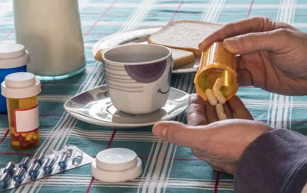 Человек Принимает Лекарства Время Завтрака Концептуальный Образ — стоковое фото