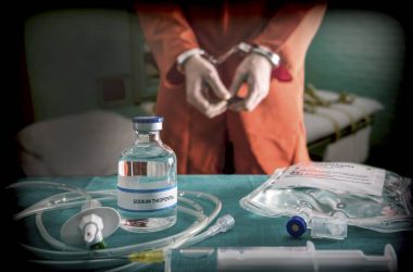 Zehirli iğne, sodyum tiyopental ve bir masa, kavramsal görüntü üstünde şırınga ile şişe tarafından ölüme mahkum kelepçeli
