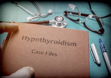 Doktor onun elinde tutan hipotiroidi, kavramsal görüntü üzerine bir kitap